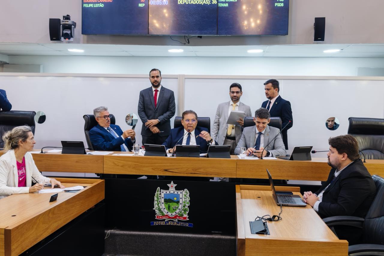 apesar-de-decisao-do-tj,-deputados-invocam-protecao-de-deus-e-leem-biblia-na-al