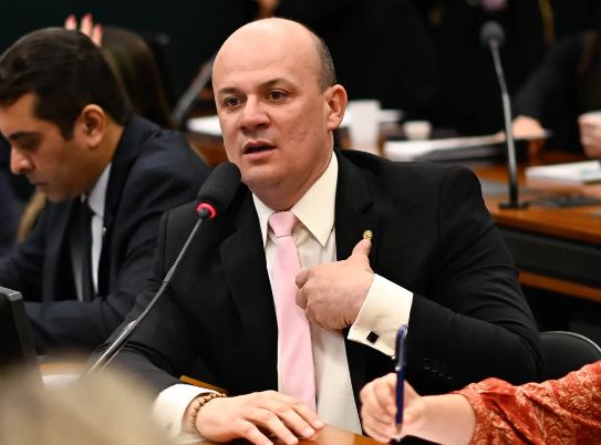 gilberto-justifica-r$-2-mi-a-clubes-de-tiro:-‘sou-apaixonado-por-tiro’