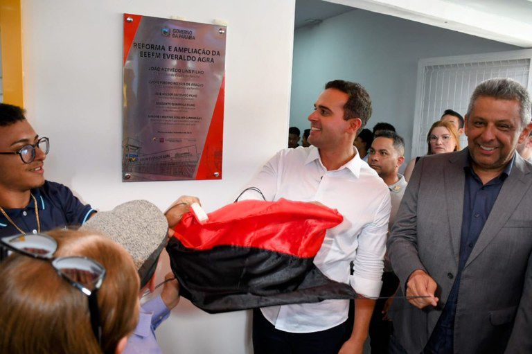 lucas-entrega-kits-escolares-em-campina-e-reforma-de-escola-em-massaranduba