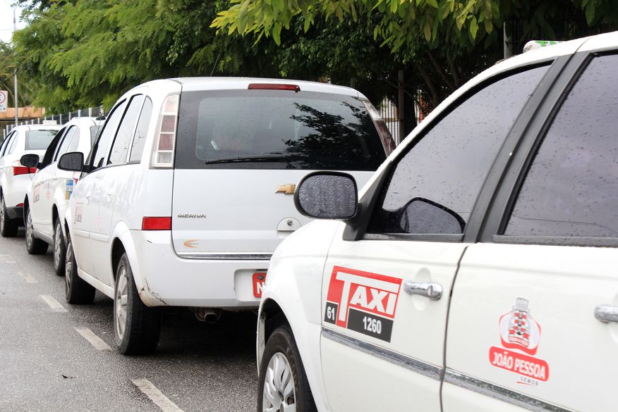 dinho-sanciona-leis-que-criam-taxis-com-“padrao-superior”-e-de-turismo-em-jp