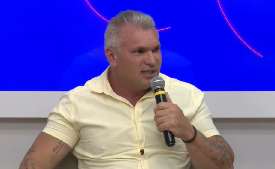 julian-lemos-avalia-perfil-politico-de-flavio-bolsonaro:-“e-um-corrupto-charmoso”