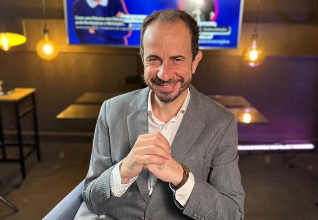 com-magica-e-hipnose,-daniel-bizon-palestra-sobre-lideranca-no-iii-confep