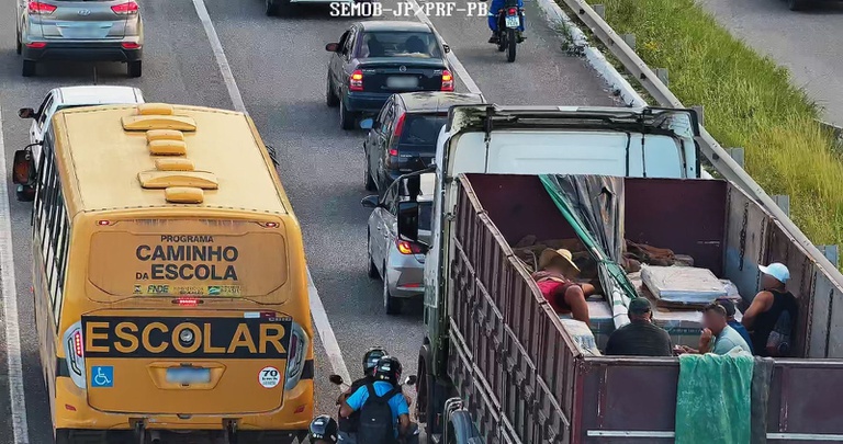 prf-flagra-transporte-de-passageiros-em-compartimento-de-carga-na-br-230