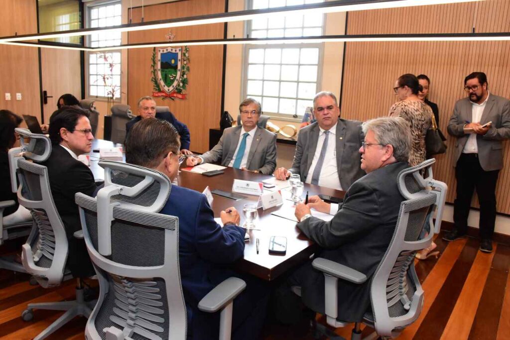 em-reuniao,-joao-se-despede-dos-chefes-dos-poderes-legislativo-e-judiciario