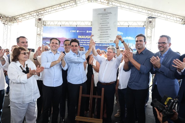 ministro-de-lula-e-governador-da-paraiba-inauguram-aeroporto-de-patos,-no-sertao