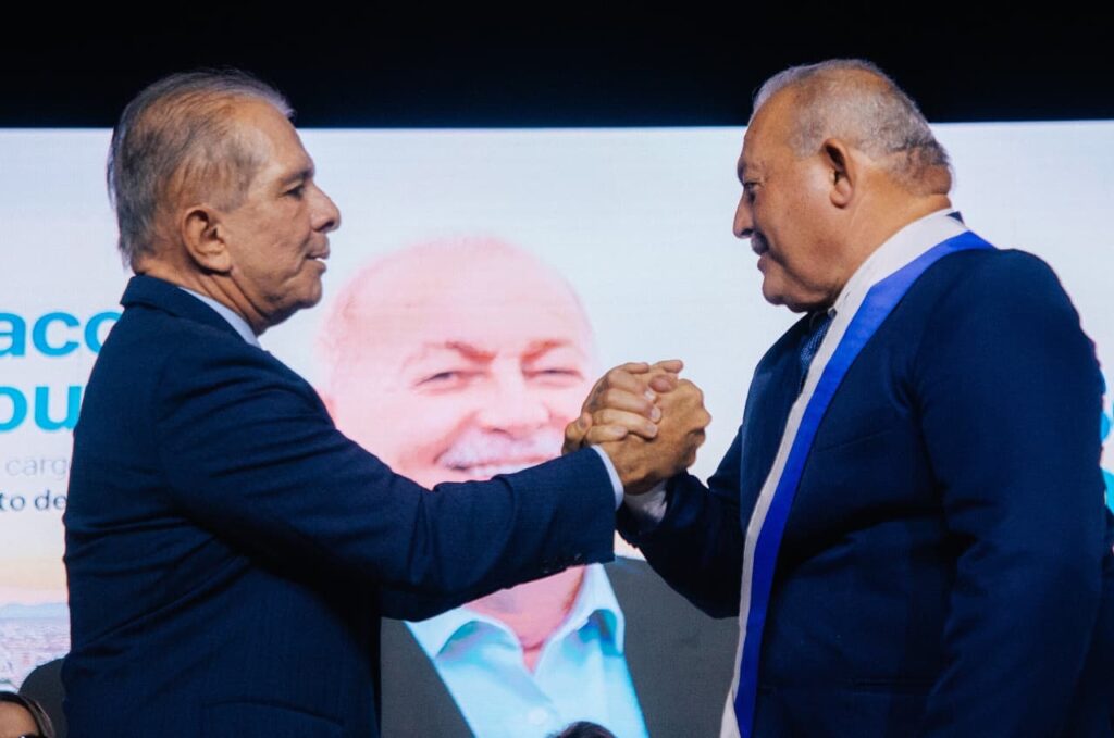 com-presenca-de-lucas,-nabor-renuncia-em-patos-e-fala-em-“fazer-mais-pela-paraiba”