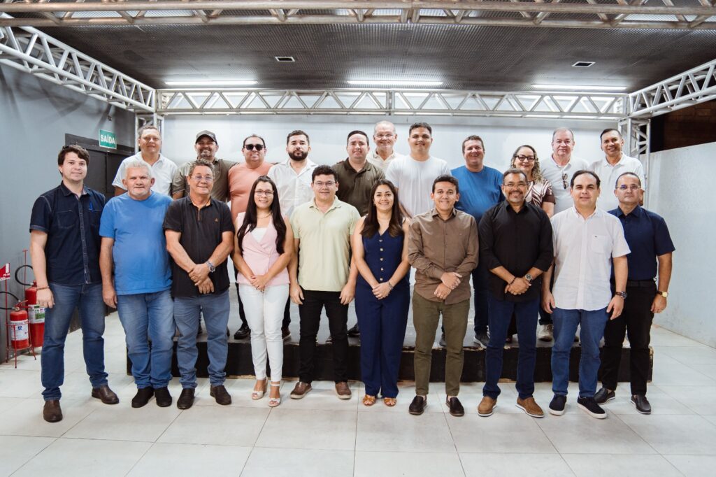 jackson-alvino-reune-base-e-apresenta-pre-candidatura-de-fernanda-alvino