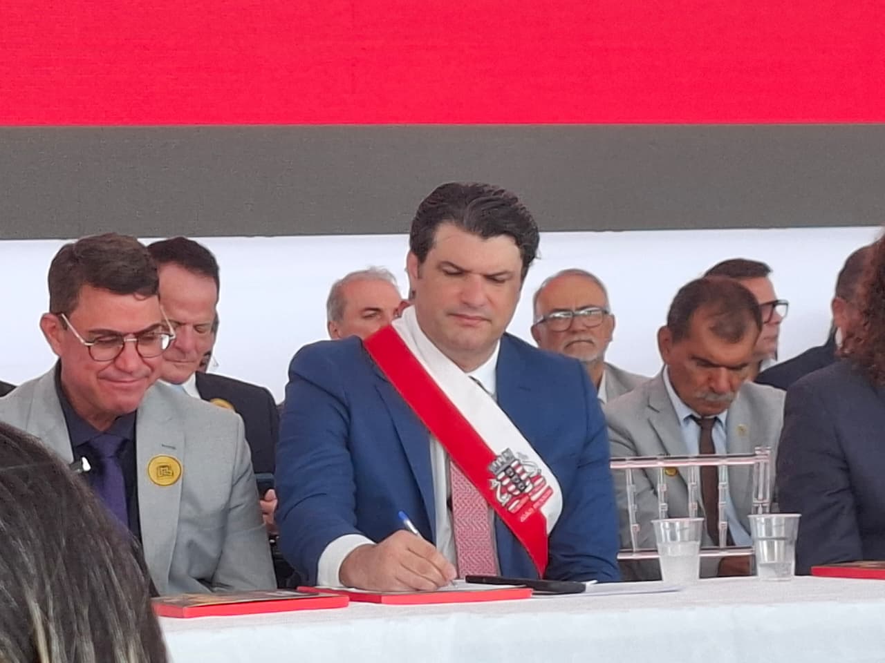 analise:-com-exoneracao-de-secretario-investigado,-leo-nomeia-sua-propria-linha