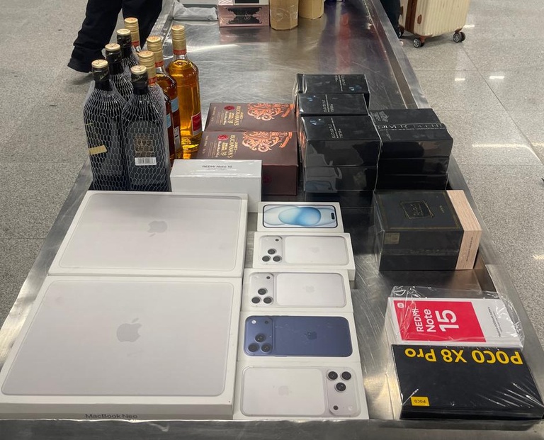 pf-apreende-iphones,-ipads,-whiskies-e-perfumes-no-aeroporto-castro-pinto