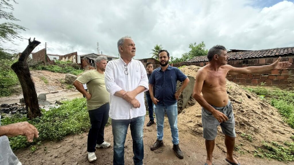 prefeito-de-salgado-de-sao-felix-visita-areas-atingidas-pela-chuva-e-promete-atender-as-familias